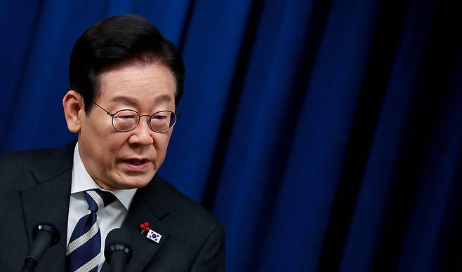 이재명 대통령이 12·3 비상계엄 사태 1주년인 3일 용산 대통령실에서 '빛의 혁명 1주년 대국민 특별성명'을 마친 뒤 취재진 질문에 답하고 있다./연합뉴스