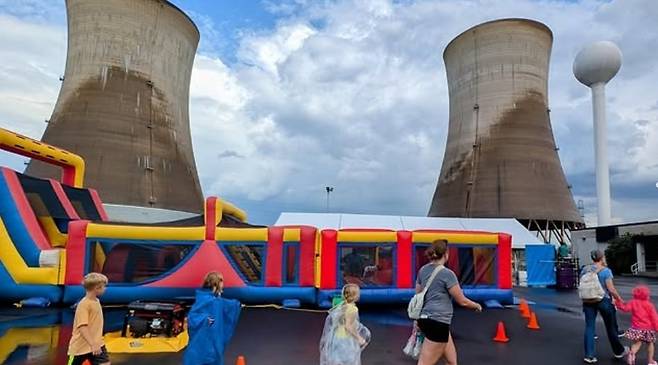 지난 8월 미국 펜실베이니아주 스리마일섬 원전 운영 업체 콘스텔레이션이 직원 및 지역 어린이들을 대상으로 원전 현장에 놀이 시설을 설치한 뒤 방문 행사를 열고 있는 모습. /콘스텔레이션