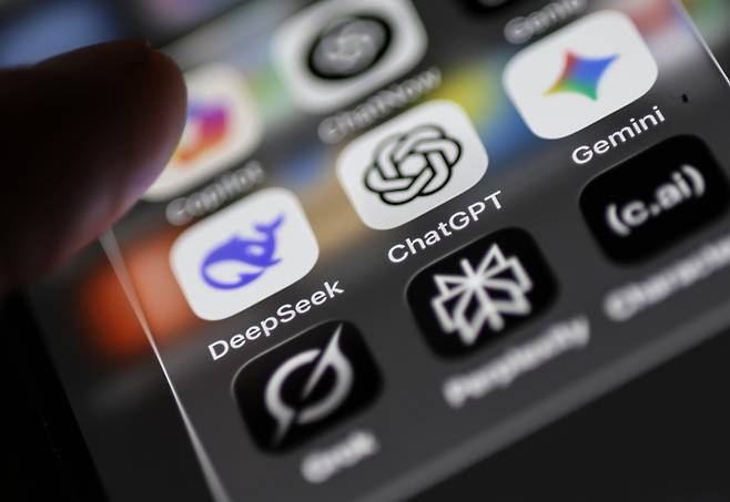 스마트폰에 챗GPT, 제미나이 앱이 설치돼있는 모습. /EPA·연합뉴스