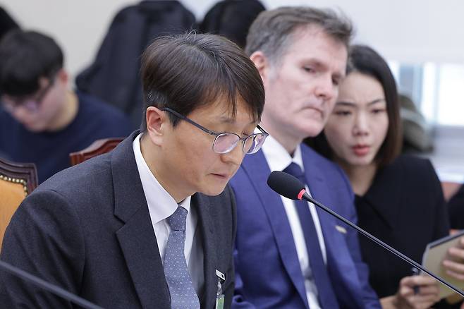 박대준 쿠팡 대표이사가 지난 3일 서울 여의도 국회 정무위원회에서 열린 쿠팡 개인정보 유출 관련 현안 질의에서 인사하고 있다./뉴스1