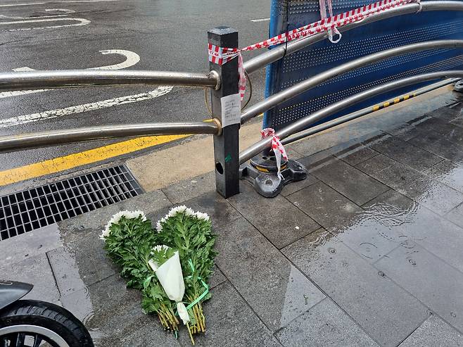 서울 중구 시청 앞 도로의 역주행 교통사고 현장에 놓인 조화 /김양혁 기자