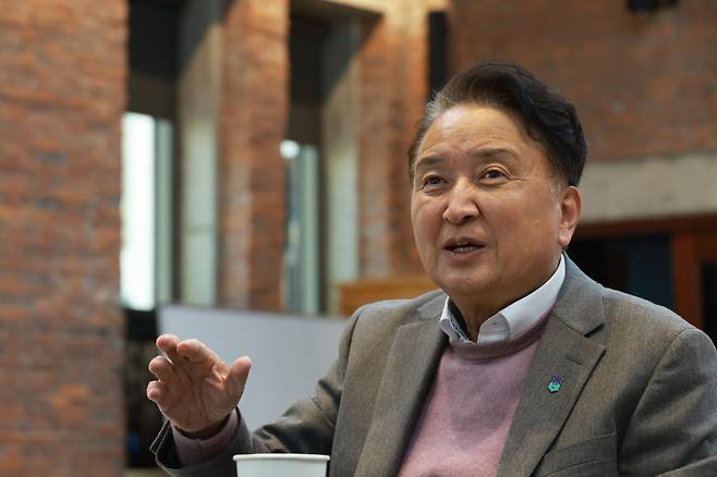 김영환 충북지사가 4일 충북도청 대회의실에서 조선비즈와 인터뷰를 하고 있다. /충북도 제공