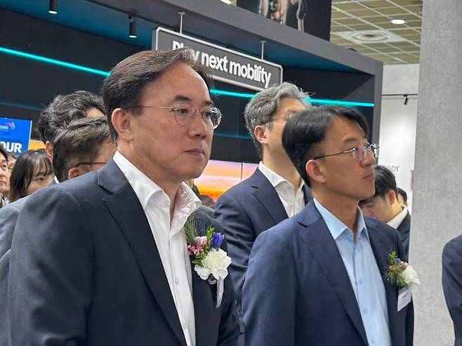 정철동 LG디스플레이 사장(왼쪽)과 이청 삼성디스플레이 사장이 지난 8월 7일 서울 강남구 코엑스에서 열린 '2025 한국디스플레이산업전시회'에 참석해 부스를 둘러보고 있다. ⓒ데일리안 정인혁 기자