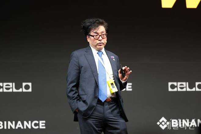 톰 리 비트마인 회장은 4일(현지시간) 두바이 코카콜라 아레나에서 열린 '바이낸스 블록체인 위크 2025'에서 비트코인과 이더리움 가격을 전망하고 있다. ⓒ데일리안 황지현 기자