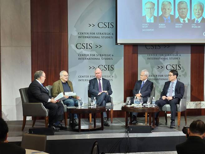 한국국제교류재단(KF)·전략국제문제연구소(CSIS)가 3일(현지 시간) 미국 워싱턴에서 주최한 포럼에서 참석자들이 발언하는 모습. 왼쪽부터 시드니 사일러 CSIS 선임고문, 로버트 갈루치 조지타운대 석좌교수, 스티븐 비건 전 국무부 부장관, 조병제 전 국립외교원장, 전봉근 국립외교원 명예교수. 워싱턴=신진우 특파원 niceshin@donga.com