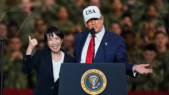 지난 10월, 일본 요코스카의 미 해군기지 연설에서 도널드 트럼프 미국 대통령이 “도요타를 사라”고 말하고 있다. AP/뉴시스