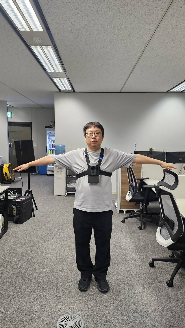 인공지능 기반 시각장애인 보행 보조기기(페이크아이즈 제공)