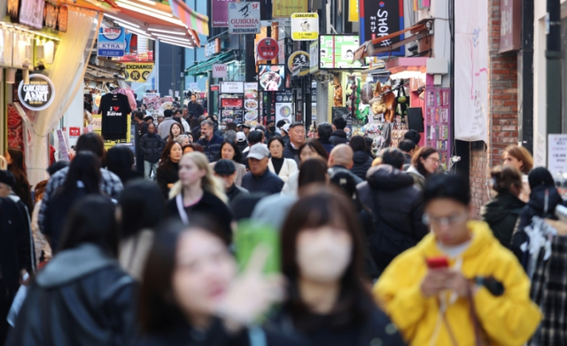 명동을 찾은 외국인 관광객들의 모습. [연합뉴스]