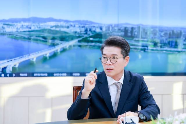 정원오 성동구청장이 3일 성동구청에서 디지털타임스와 인터뷰를 진행하고 있다. 박동욱기자 fufus@