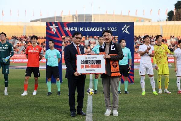 정철환 강원FC 부대표(왼쪽). 강원FC 제공