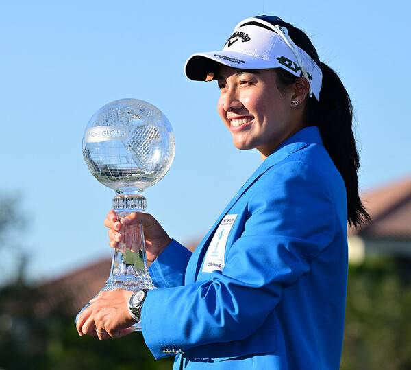 우승상금 400만달러가 걸린 미국여자프로골프(LPGA) 투어 2025시즌 최종전 CME그룹 투어 챔피언십 우승을 차지한 세계랭킹 1위 지노 티띠꾼(태국)이 우승 트로피를 들고 기념 촬영하는 모습이다. 사진제공=LPGA_Getty (사진을 무단으로 사용하지 마십시오.