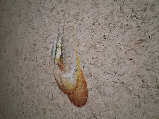 이번 전시의 고갱이 작품 중 하나로 꼽히는 김창열의 1987년 작 ‘SH87032’의 세부. 우둘투둘한 한지 표면 위에 소슬하게 칠한 물방울 모양이 부처상이 손가락을 뻗어 자비심을 발산하는 수인처럼 와닿는다. 서울미술관 소장품으로 지하 7전시실 가장 깊숙한 안쪽 공간에서 만날 수 있다. 노형석 기자