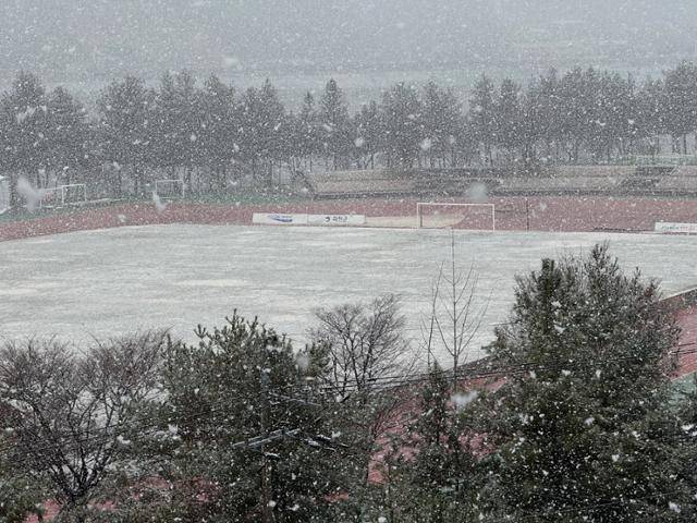27일 낮 12시 강원 화천 일대에 올가을 첫눈이 내리는 가운데 화천생활체육공원에 눈이 쌓이고 있다. 뉴스1