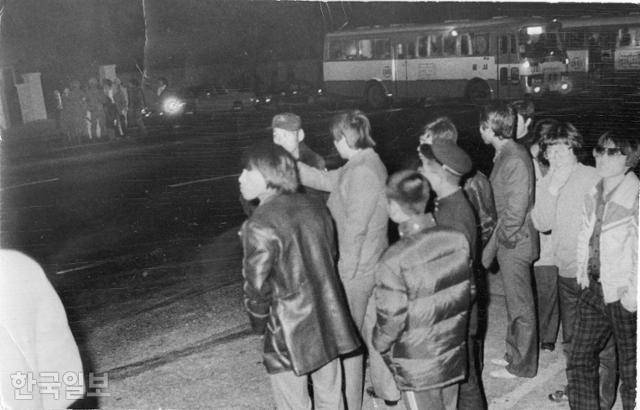 1979년 12월 12일 오후 7시 20분, 수 발의 총성이 도심을 울렸다. 퇴근길 시민들은 이 소리에 크게 놀랐다. 사진은 시민들이 총성이 울린 서울 용산구 한남동 공관촌 인근에 몰려들어 상황을 살피는 모습. 한국일보 자료사진