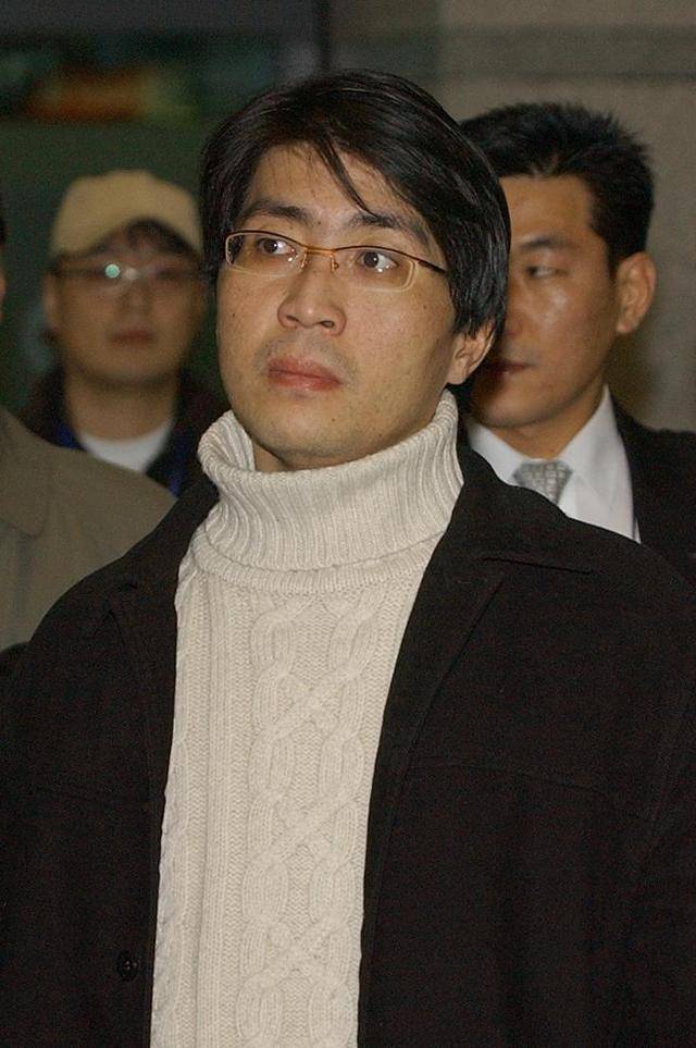 2005년 12월 24일 밤 인천공항을 통해 귀국하는 김선종 연구원. 한국일보 자료사진