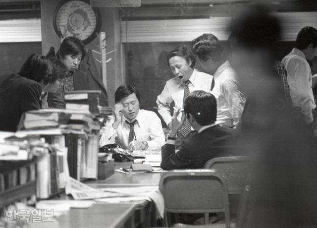 1979년 어느 날 밤 서울 종로구 중학동 한국일보 본사의 편집국 풍경(12월 12일 당일 사진은 아님). 한국일보 자료사진