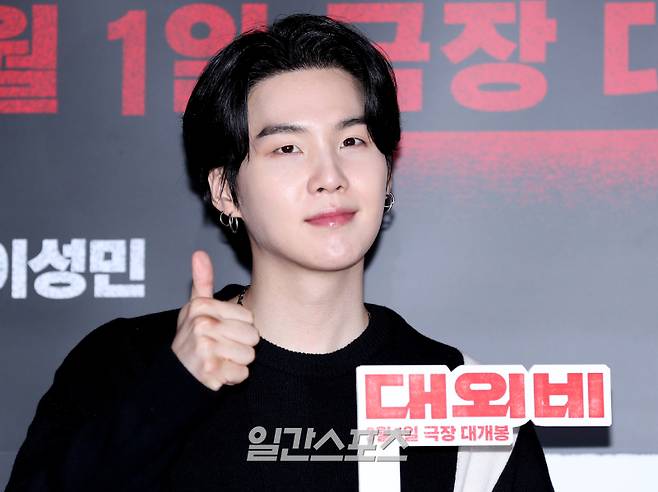 그룹 BTS 슈가가 27일 오후 서울 강남구 코엑스 메가박스에서 진행된 영화 '대외비' VIP시사회에 참석해 포토타임을 갖고 있다. '대외비'는 1992년 부산, 만년 국회의원 후보 해웅과 정치판의 숨은 실세 순태, 행동파 조폭 필도가 대한민국을 뒤흔들 비밀 문서를 손에 쥐고 판을 뒤집기 위한 치열한 쟁탈전을 벌이는 범죄드라마다. 오는 3월 1일 개봉한다. 서병수 기자 qudtn@edaily.co.kr /2023.02.27.