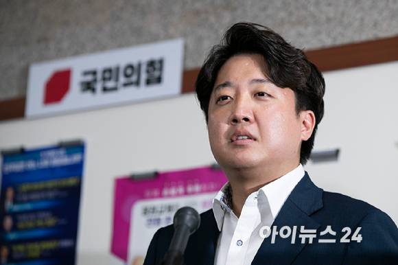 이준석 당시 국민의힘 대표가 2022년 7월 7일 오후 서울 여의도 국회 윤리위원회 회의실로 출석하며 입장을 밝히고 있다. [사진=아이뉴스24 DB]