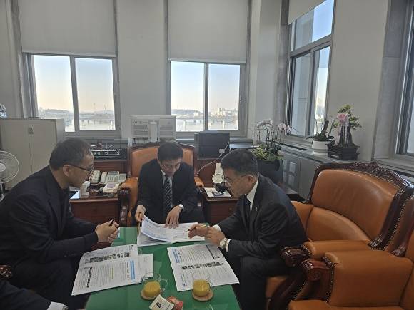 정성주 시장이 한병도국회 예결위원장에게 지역 현안사업을 설명하고 있다. [사진=김제시 ]