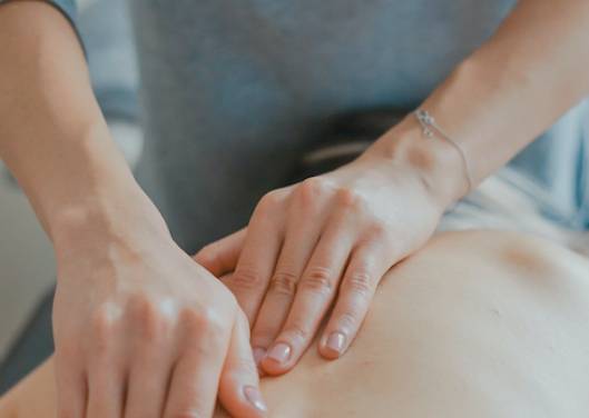 혈관 건강과 암 예방에 도움이 될 수 있는 림프 마사지법이 전문가에 의해 나왔다. 사진은 본 기사 내용과 무관. [사진=Dr. Elif Zapsu]