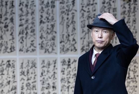3일 서울 인사아트프라자의 김병기 전북대 명예교수. 전시작 중 특히 소동파의 ‘후적벽부’ 초서(사진 뒤)를 봐달라고 했다. 권혁재 사진전문기자