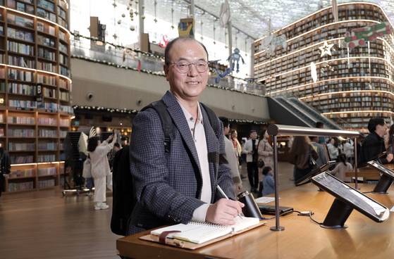 박성하 작가가 지난 7일 서울 삼성동의 한 서점에서 책을 보며 다이어리를 정리하고 있다. 강정현 기자