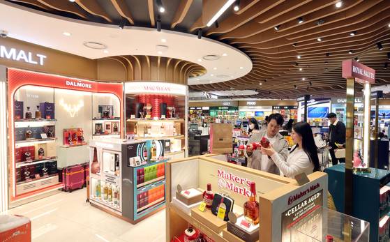 우리나라 주세법은 고가의 술에 세금을 많이 붙이는 구조다. 위스키는 면세 쇼핑 가격 메리트가 가장 큰 품목이다. 사진은 신라면세점 주류 복합매장. 강정현 기자