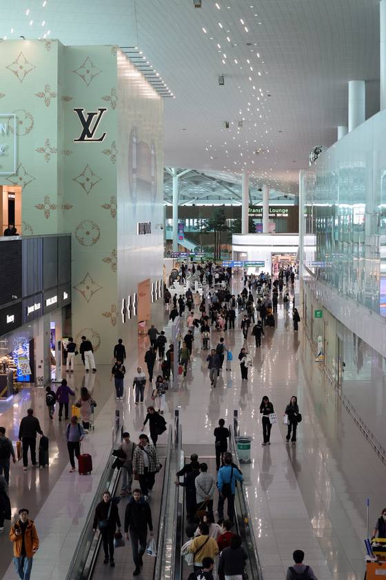 지난달 27일 인천국제공항 제2터미널 면세 구역. 강정현 기자