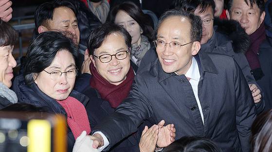 비상계엄 당시 의원들의 계엄 해제 표결 참여를 방해한 혐의를 받는 국민의힘 추경호 의원이 3일 구속영장이 기각돼 경기도 의왕 서울구치소를 나서고 있다. 연합뉴스