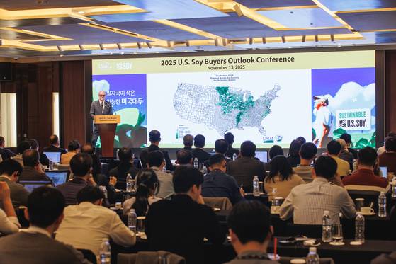 지난달 13일 열린 25년 미국대두 작황보고회에서 미네소타대학 세스 네이브 교수가 올해 대두 품질조사연구에 대한 결과를 발표하고 있다. 사진 미국대두협회