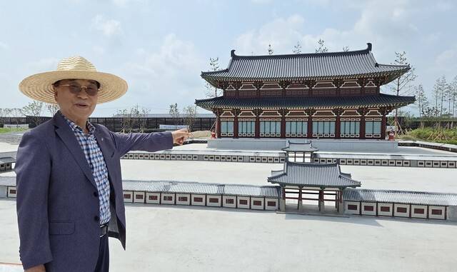 ▲ 이현종 철원군수가 올해 10월 개장한 태봉국 궁예왕 역사공원을 방문해 철원성 미니어처를 둘러보고 있다