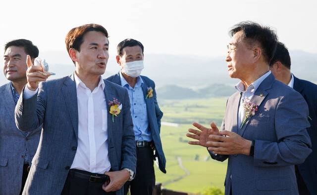 ▲ 2022년 7월 철원역사문화공원 준공식에 참석한 김진태 도지사와 이현종 철원군수가 소이산 정상에서 철원관광에 대해 의견을 나누고 있다