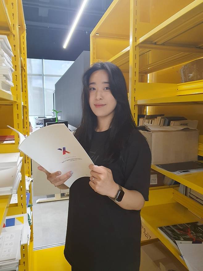 박신영 대리가 제품 통합 브로슈어를 보고 있다. 윤현주 기자