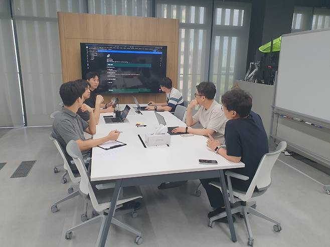 직원들이 엑셈원과 맥스게이지 연계 기능을 논의하고 있다. 윤현주 기자