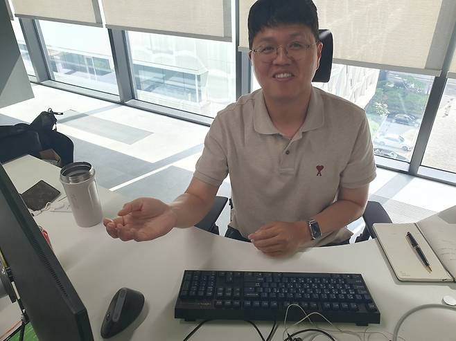 정동기 상무가 주력 제품 기획 및 관리 업무를 소개하고 있다. 윤현주 기자