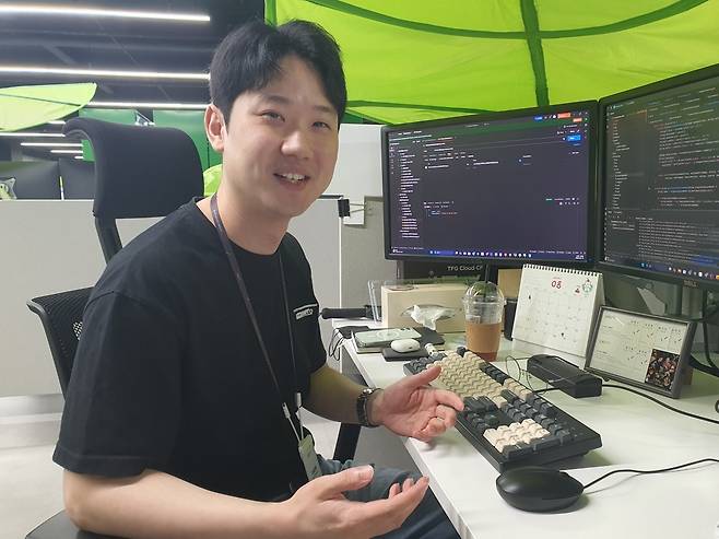 이승원 사원이 맥스게이지 개발 업무에 대해 설명하고 있다. 윤현주 기자