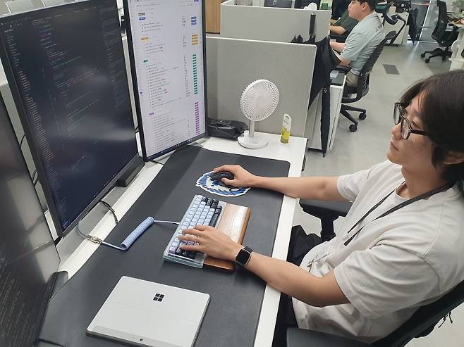 이진우 대리가 맥스게이지 개발 업무 중이다. 윤현주 기자