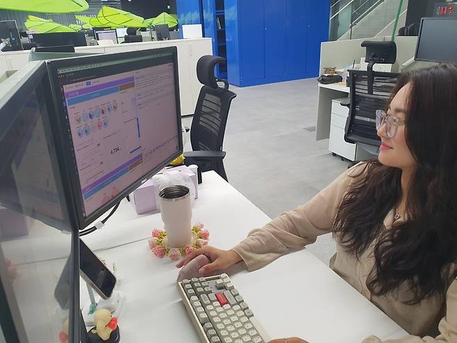 양체란 과장이 엑셈원 통합 대시보드 화면을 점검하고 있다. 윤현주 기자