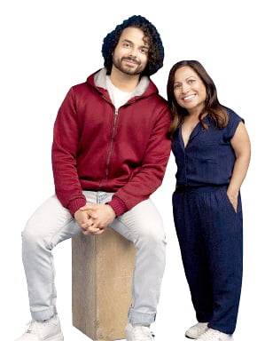 뮤지컬 ‘패딩턴’에서 패딩턴의 목소리·표정을 연기한 제임스 하미드(왼쪽)와 신체 연기를 맡은 아르티 샤.