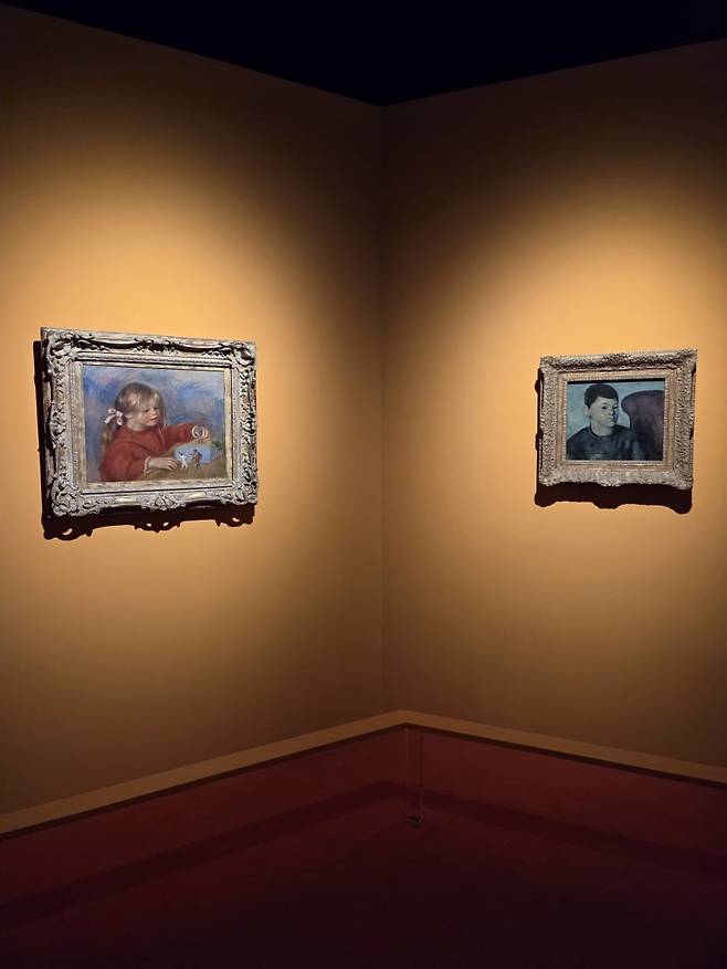 르누아르가 자신의 아들을 그린 그림(왼쪽)과 세잔이 자신의 아들을 그린 그림이 나란히 걸려 있다. /예술의전당