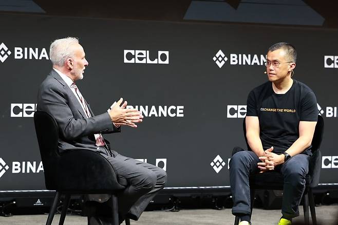 4일(현지시간) 두바이 코카콜라아레나에서 진행된 바이낸스블록체인위크(BBW2025)에서 피터 시프 유로퍼시픽 캐피털 최고경영자(좌)와 창펑 자오(CZ) 바이낸스 창립자가 논쟁을 벌이고 있다. / 사진=이영민 블루밍비트 기자