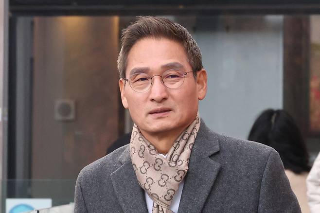 건진법사 관봉권 띠지 폐기·쿠팡 퇴직금 불기소 외압 의혹 수사를 맡은 안권섭 상설특별검사가 지난달 17일 서울 여의도 사무실에서 나오고 있다. 연합뉴스