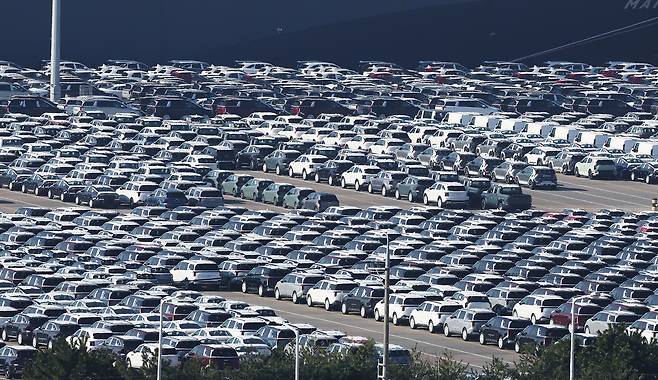 Export vehicles are parked at Pyeongtaek Port in Gyeonggi on Dec. 1. [YONHAP]
