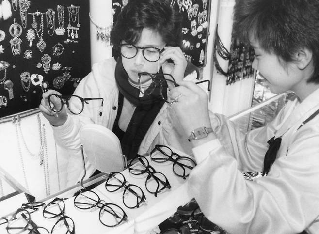 Women in the 1980s are picking glasses at an optical shop in Jung District, central Seoul.[JOONGANG ILBO]