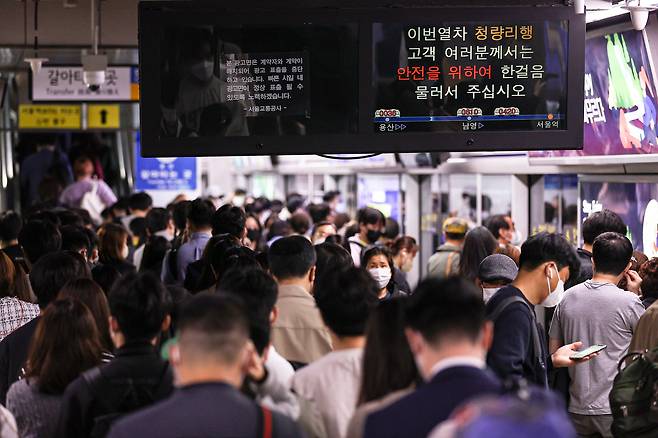 Passengers are seen waiting for the subway train at Seoul Staion in central Seoul on Oct. 6, 2022. [YONHAP]