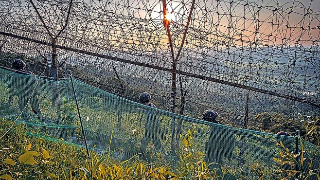 Soldiers are seen near the Demilitarized Zone (DMZ) on the western front of the DMZ in Paju, Gyeonggi on July 26, 2022 in this file photo unrelated to the story. [YONHAP]