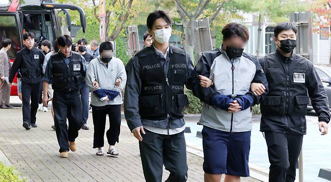 Suspects of voice phishing scams, extradited from Cambodia in October, are transferred to the Hongseong branch of the Daejeon District Court in South Chungcheong on Oct. 20. [NEWS1]