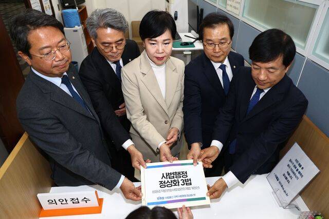 더불어민주당 사법불신 극복·사법행정 정상화 태스크포스(TF) 소속 위원들이 3일 국회 의안과에 ‘사법행정 정상화 3법’을 제출하고 있다. 이병주 기자