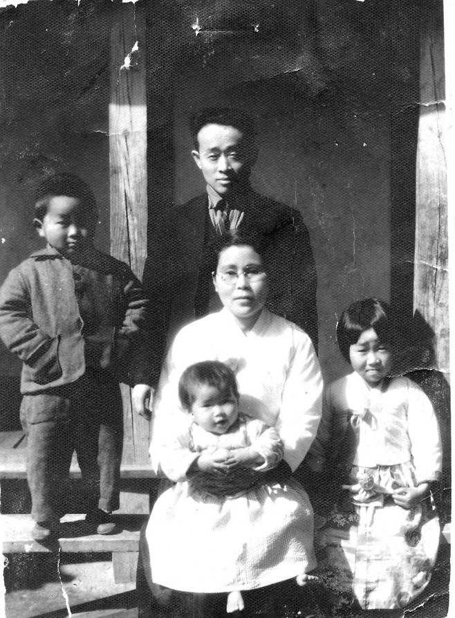 한국 전쟁 발발 후 식량을 구하러 떠난 윤치호 전도사가 행방불명 되기 전 마지막 가족사진.        (c)사회복지법인 공생복지재단