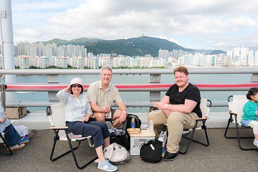 광안대교에서 열린 ‘브런치 온 더 브릿지’ 행사 현장. 외국인 관광객들이 다리 위에 마련된 테이블에서 부산의 해안 경관을 감상하며 브런치를 즐기고 있다. /부산시 제공
